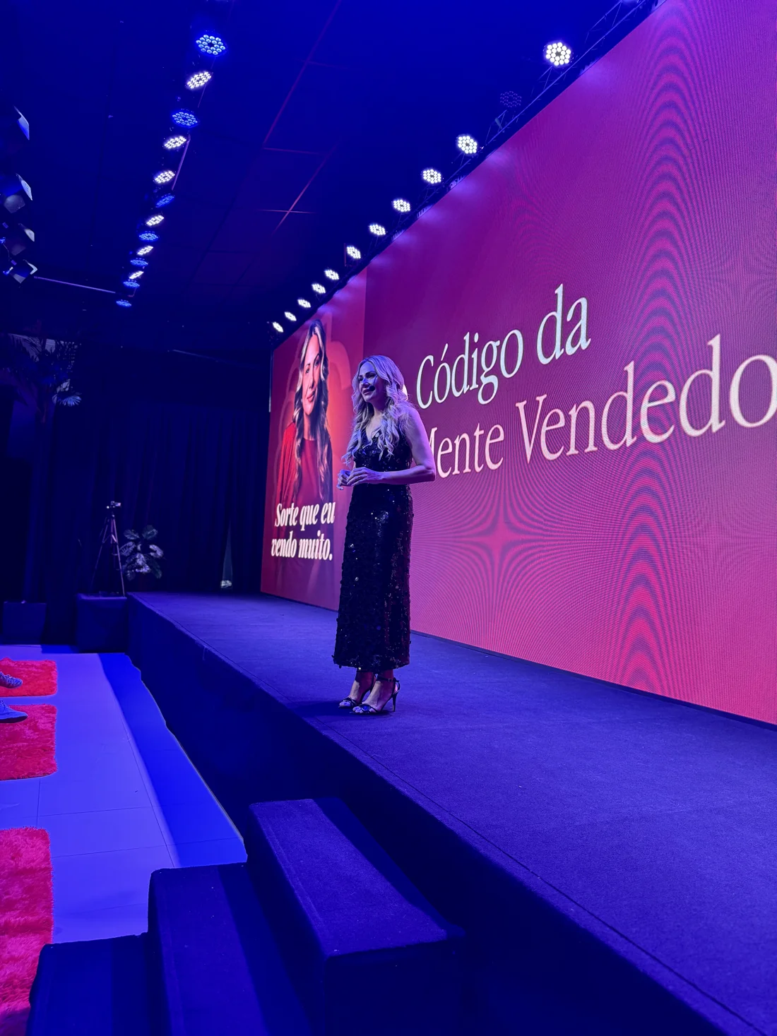 Fabíola Luz no palco do Código da Mente Vendedora, evento anterior