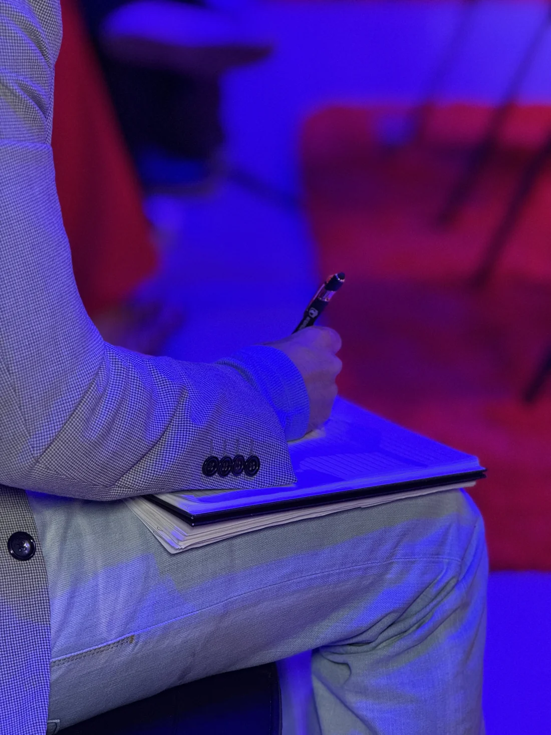 Participante registrando ideias em seu caderno