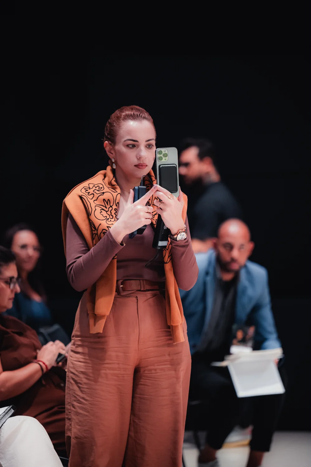 Participante falando ao microfone em evento anterior